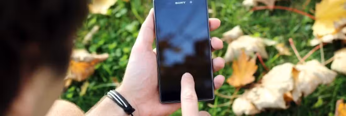 app-hand-person-3720-825×550