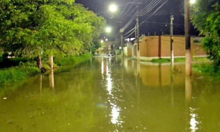 Rio da Barrinha transborda nesta quarta-feira (27/01) durante chuva