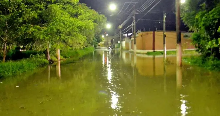 Rio da Barrinha transborda nesta quarta-feira (27/01) durante chuva