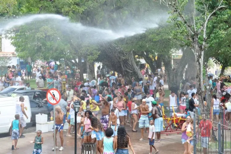 Confira fotos desta segunda-feira de Carnaval em Bananal