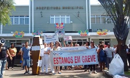 8 dias de greve e funcionários da Santa Casa de Cruzeiro protestam em frente a Prefeitura