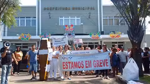 8 dias de greve e funcionários da Santa Casa de Cruzeiro protestam em frente a Prefeitura
