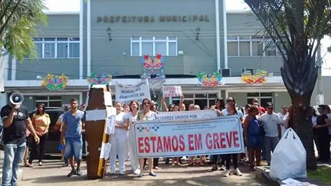 8 dias de greve e funcionários da Santa Casa de Cruzeiro protestam em frente a Prefeitura
