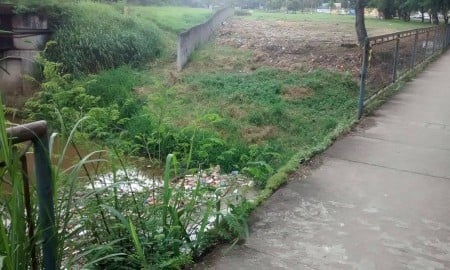 Passarela quebrada coloca população de Cruzeiro em risco