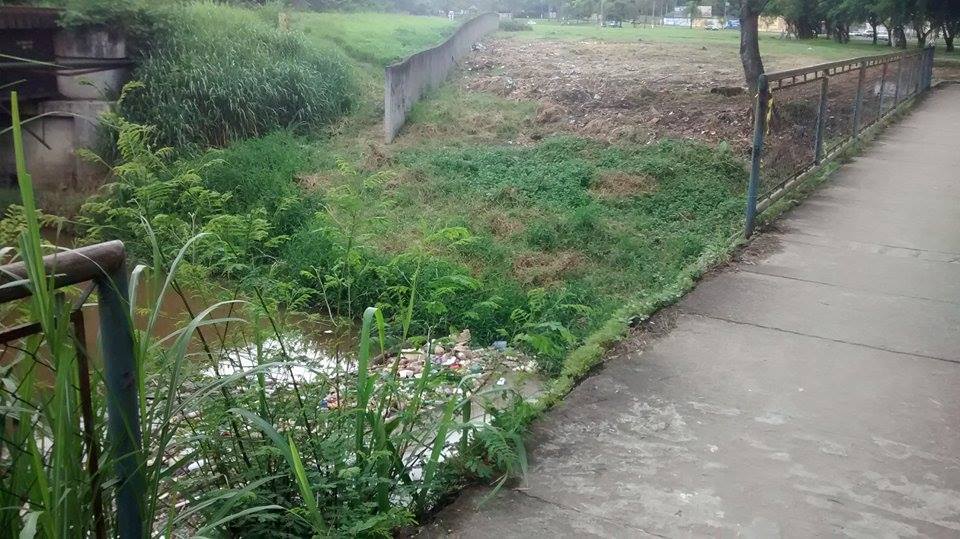 Passarela quebrada coloca população de Cruzeiro em risco