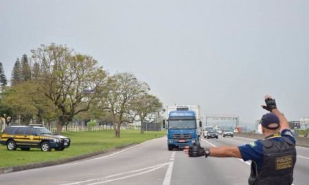 Confira os horários que a PRF recomenda que sejam evitados para viajar neste feriado