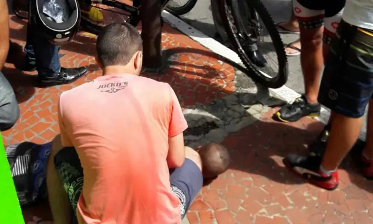 Moradores imobilizam ladrão de bicicleta no centro de Cruzeiro