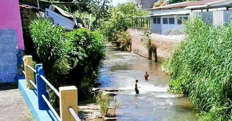 Crianças correm perigo de contaminação em Piquete: banho em rio