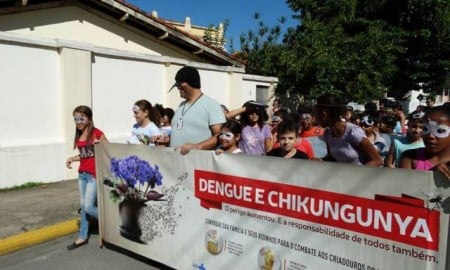 Alunos de Cachoeira Paulista saem as ruas para passeata contra dengue, zika e chikungunya