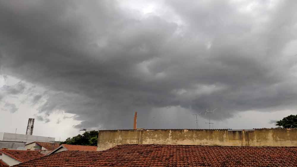 Nuvem assusta moradores em Cruzeiro, confira a previsão do tempo