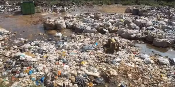 Usina de Triagem de Itamonte/MG preocupa moradora pelo acumulo de água