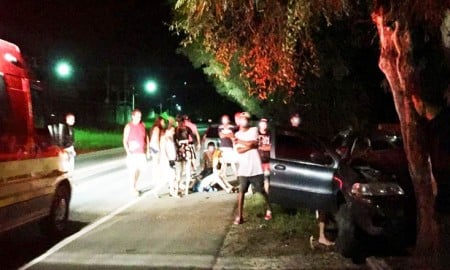 Carro bate de frente com árvore em Cruzeiro
