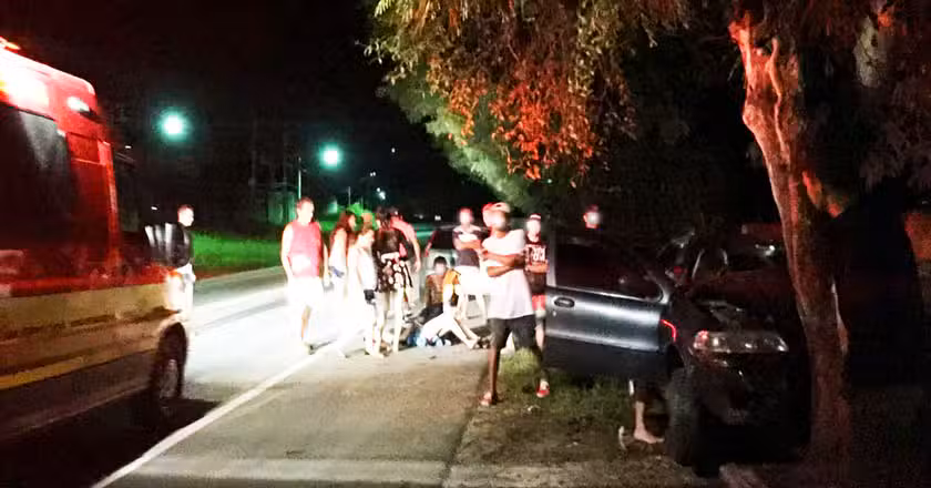 Carro bate de frente com árvore em Cruzeiro