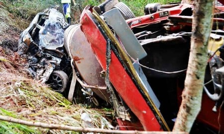 Motorista morre carbonizado em Cruzeiro, após acidente com caminhão: veículos caíram em ribanceira de 30 metros