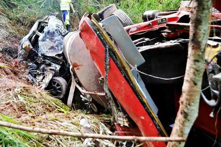 Motorista morre carbonizado em Cruzeiro, após acidente com caminhão: veículos caíram em ribanceira de 30 metros