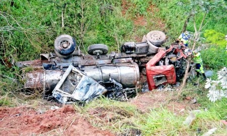 Motorista morre carbonizado em Cruzeiro, após acidente com caminhão: veículos caíram em ribanceira de 30 metros