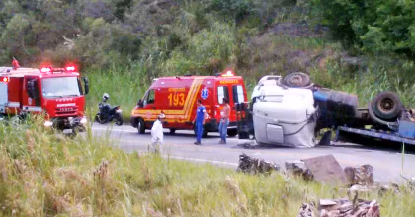 Carreta tomba na Serra da Mantiqueira – Cruzeiro/Passa Quatro