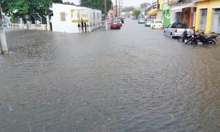 Chuva alaga centro de Cachoeira Paulista nesta quinta-feira (04/02)