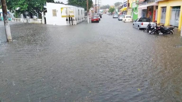 Chuva alaga centro de Cachoeira Paulista nesta quinta-feira (04/02)