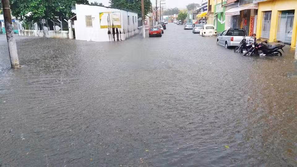 Chuva alaga centro de Cachoeira Paulista nesta quinta-feira (04/02)