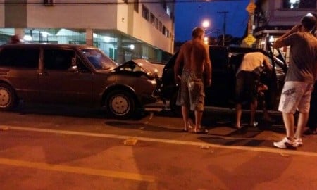 Engavetamento envolvendo 4 carros deixa uma pessoa ferida em Guaratinguetá