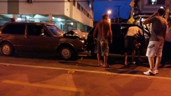 Engavetamento envolvendo 4 carros deixa uma pessoa ferida em Guaratinguetá