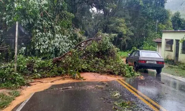 Queda de barreira deixa Rodovia interditada em Itamonte/MG nesta terça-feira (23/02)
