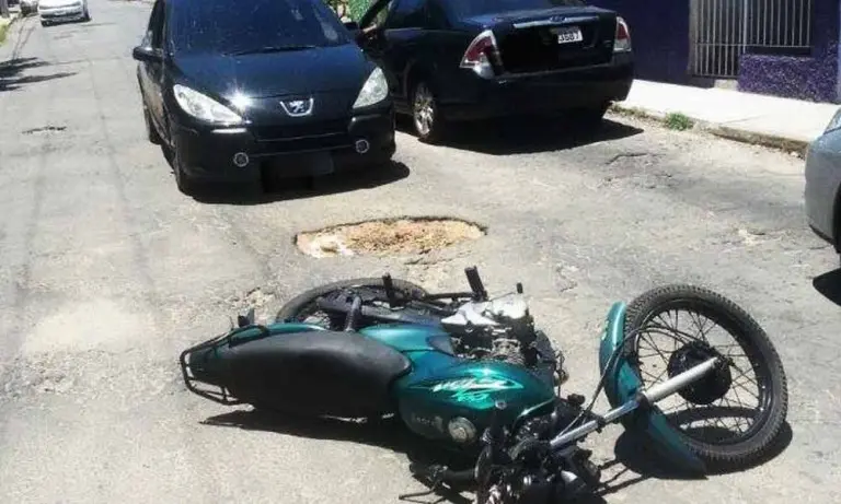 Motociclista se acidenta em buraco no Itagaçaba