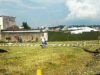 Moradores limpam terreno na Vila Romana para crianças brincarem