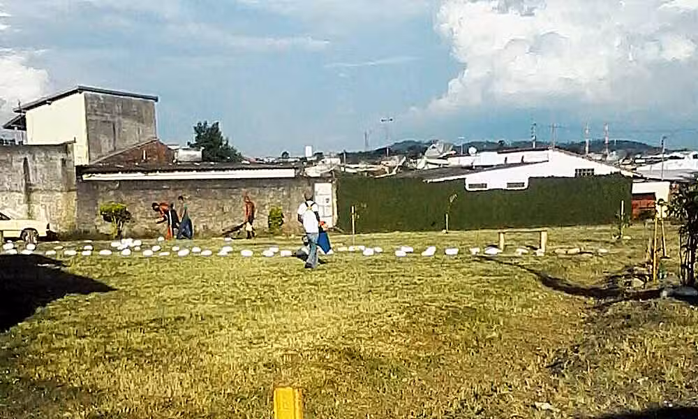 Moradores limpam terreno na Vila Romana para crianças brincarem
