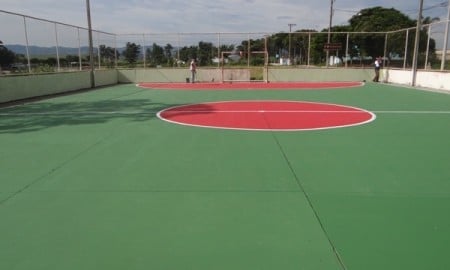 Quadra de esporte recebe melhorias em Canas