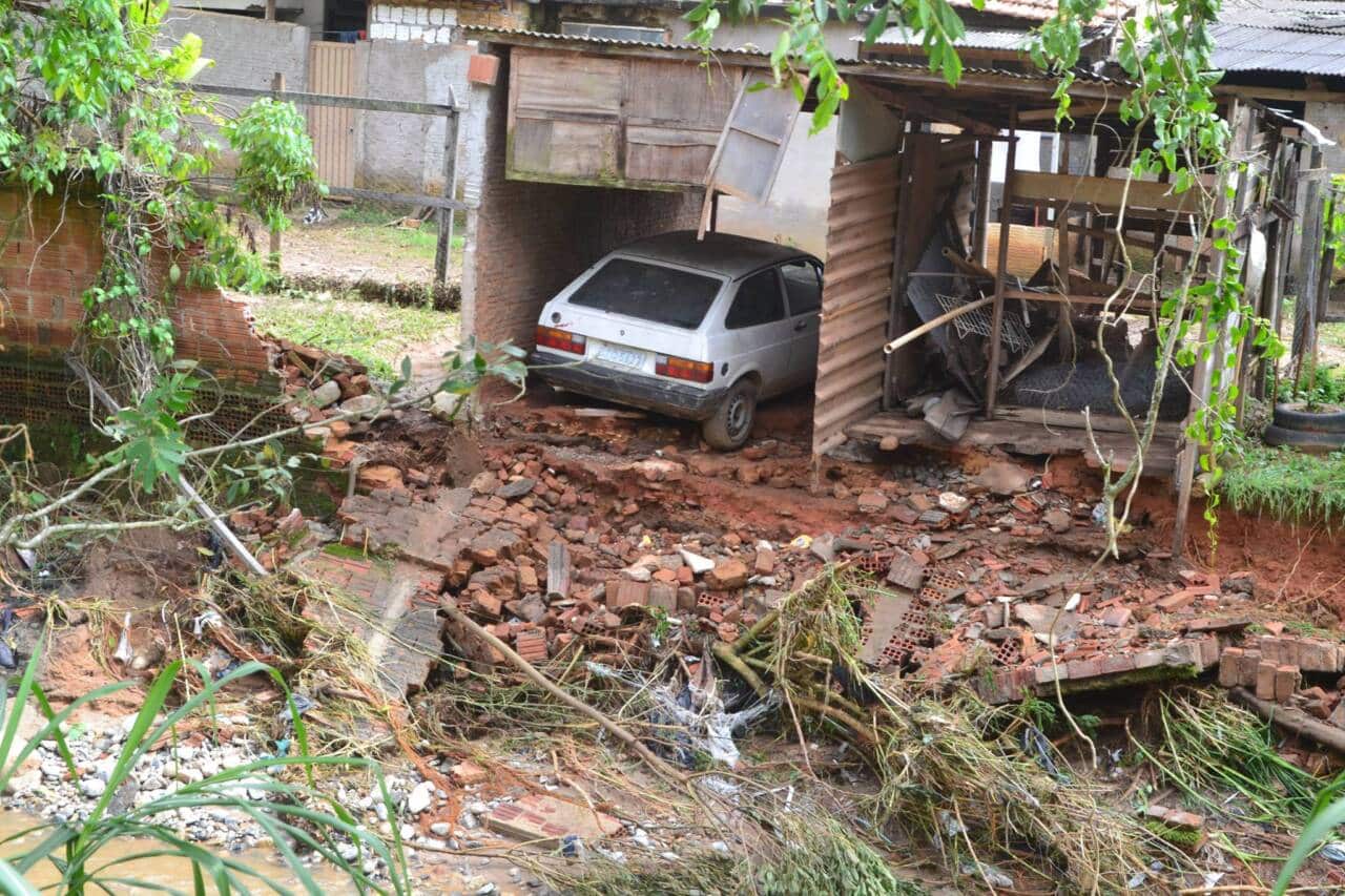 Confira imagens do desastre em Piquete nesta manhã de quinta (17/03)