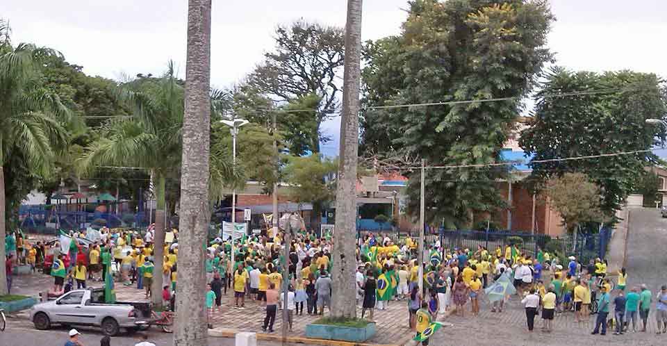 Em Lorena população se manifesta neste 13 de março