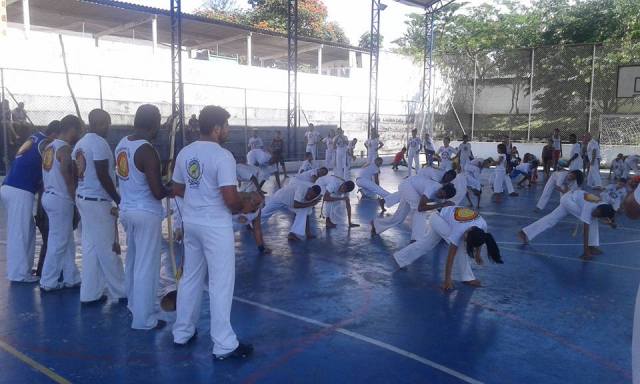 Alunos do projeto Aprendendo Capoeira participam de workshop