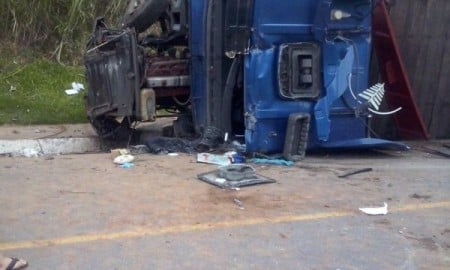 Caminhoneiro sofre acidente após tentativa de assalto em Barra Mansa/RJ