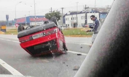 Carro capota em Resende/RJ e congestiona Via Dutra