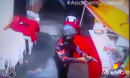Vídeo flagra assalto em Cruzeiro nesta quinta-feira (10/03)