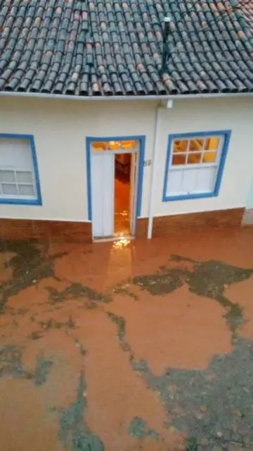 Bananal: Chuva forte alaga pontos da cidade
