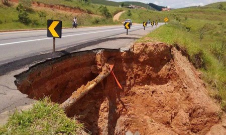 Cratera na Rodovia Hamilton Vieira Mendes - SP 52, preocupa motoristas