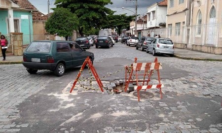 Buraco na Rua 6 atrapalha população há mais de um mês