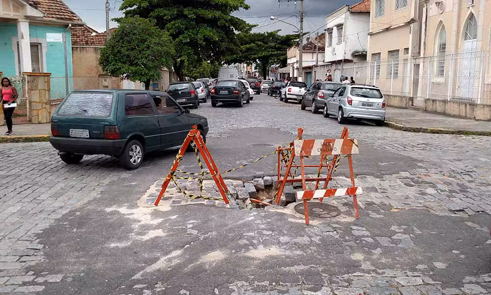 Buraco na Rua 6 atrapalha população há mais de um mês