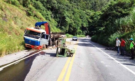 Caminhão perde controle e bate em barranco – SP 52 Cruzeiro/Passa Quatro