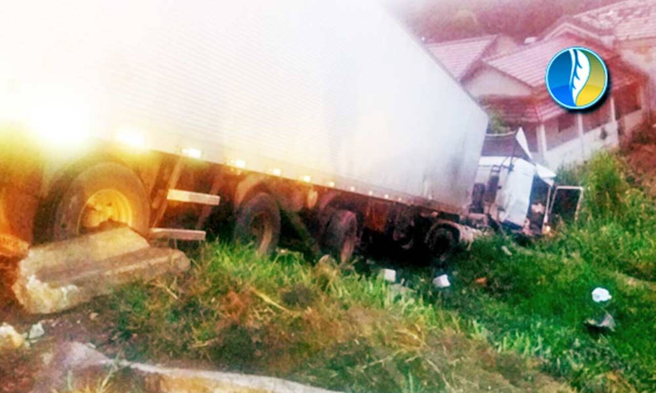 Carreta caiu em ribanceira em Guaratinguetá nesta segunda-feira (07/03)