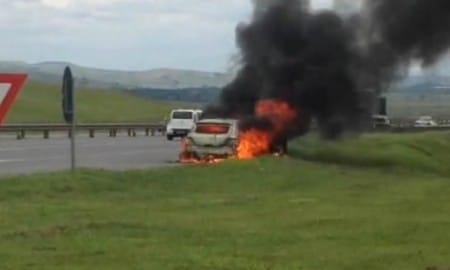 Carro pegou fogo em Porto Real/RJ na Via Dutra
