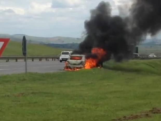 Carro pegou fogo em Porto Real/RJ na Via Dutra