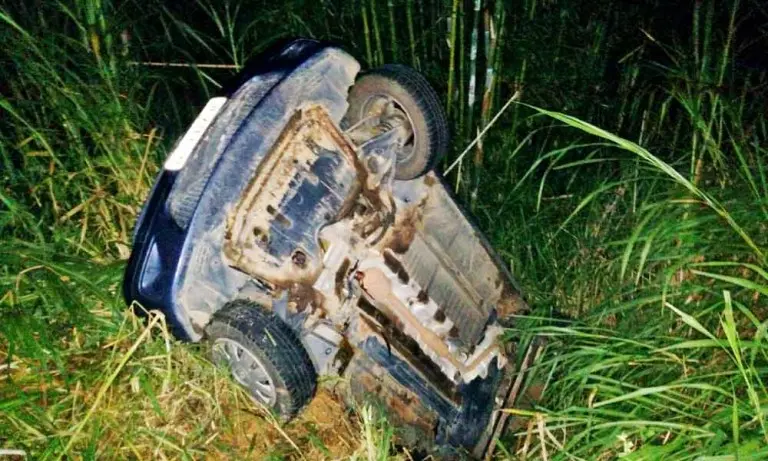 Carro cai em barranco na Rodovia Avelino Junior – SP 52 Cruzeiro/Passa Quatro