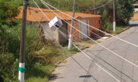 Fogão fica pendurado em rede de fiação elétrica em Barra Mansa/RJ