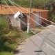 Fogão fica pendurado em rede de fiação elétrica em Barra Mansa/RJ