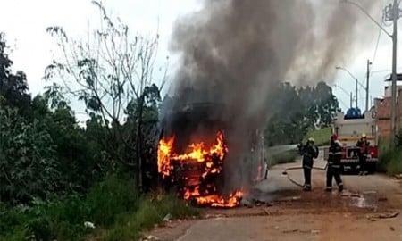 Micro-ônibus pega fogo em Pouso Alegre – Minas Gerais