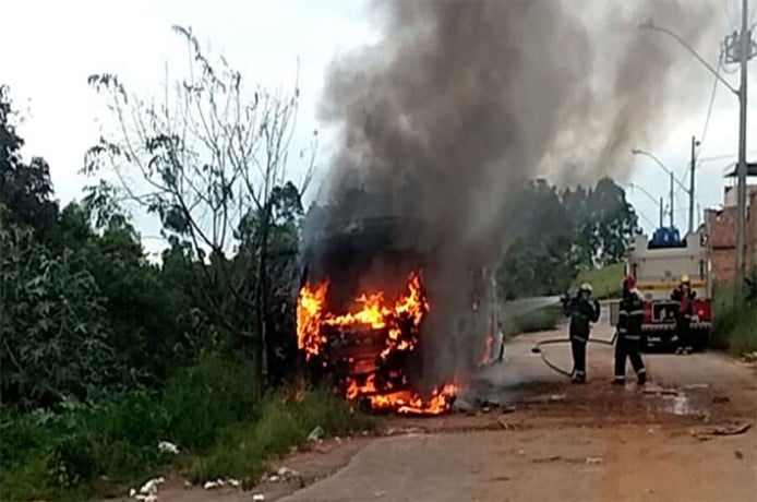 Micro-ônibus pega fogo em Pouso Alegre – Minas Gerais